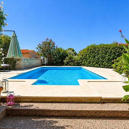 Superbe Maison à Hébergement de vacances Ližnjan