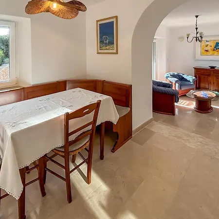 Superbe Maison à Hébergement de vacances Ližnjan