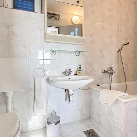 Superbe Maison à Hébergement de vacances Ližnjan